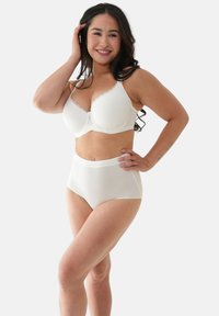 Weißer BH mit Spitzenbesatz und Schleifendetail vorne, kombiniert mit hoch taillierten weißen Höschen, beide aus glattem Stoff gefertigt.