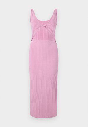 Vaaleanpunainen ribattua midi-mekko, jossa on pyöreä pääntie, kierretty etuosa ja vartaloa myötäilevä siluetti. Sujuva, joustava kangas.