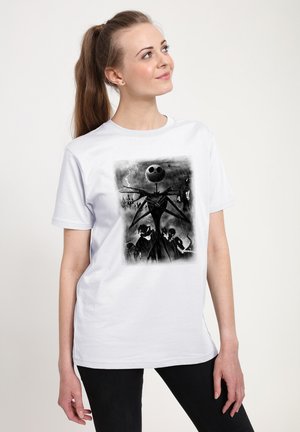 Bílé bavlněné tričko s černobílým grafickým potiskem postavy s kulatou hlavou a strašidelným siluetem na dramatickém pozadí.