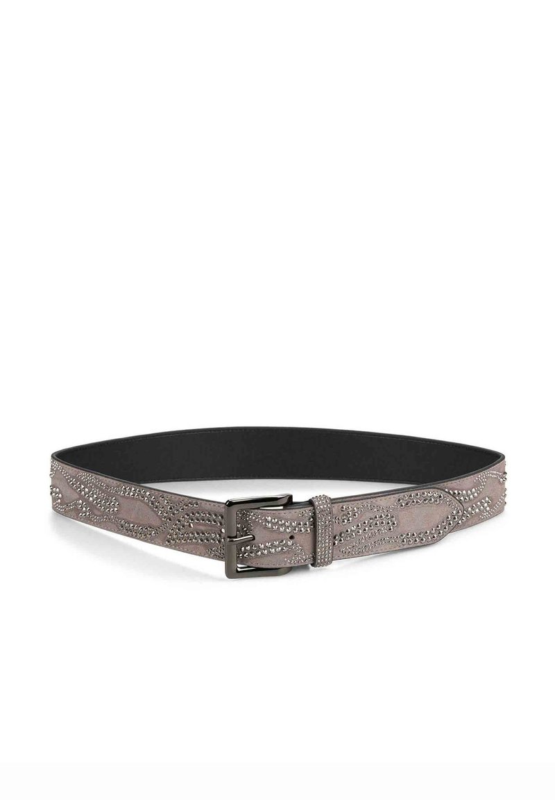 Gürtel aus grauem Wildleder mit glattem schwarzen Innenfutter, verziert mit dekorativen silberfarbenen Nieten in wellenförmigem Muster und einer Metallschnalle.