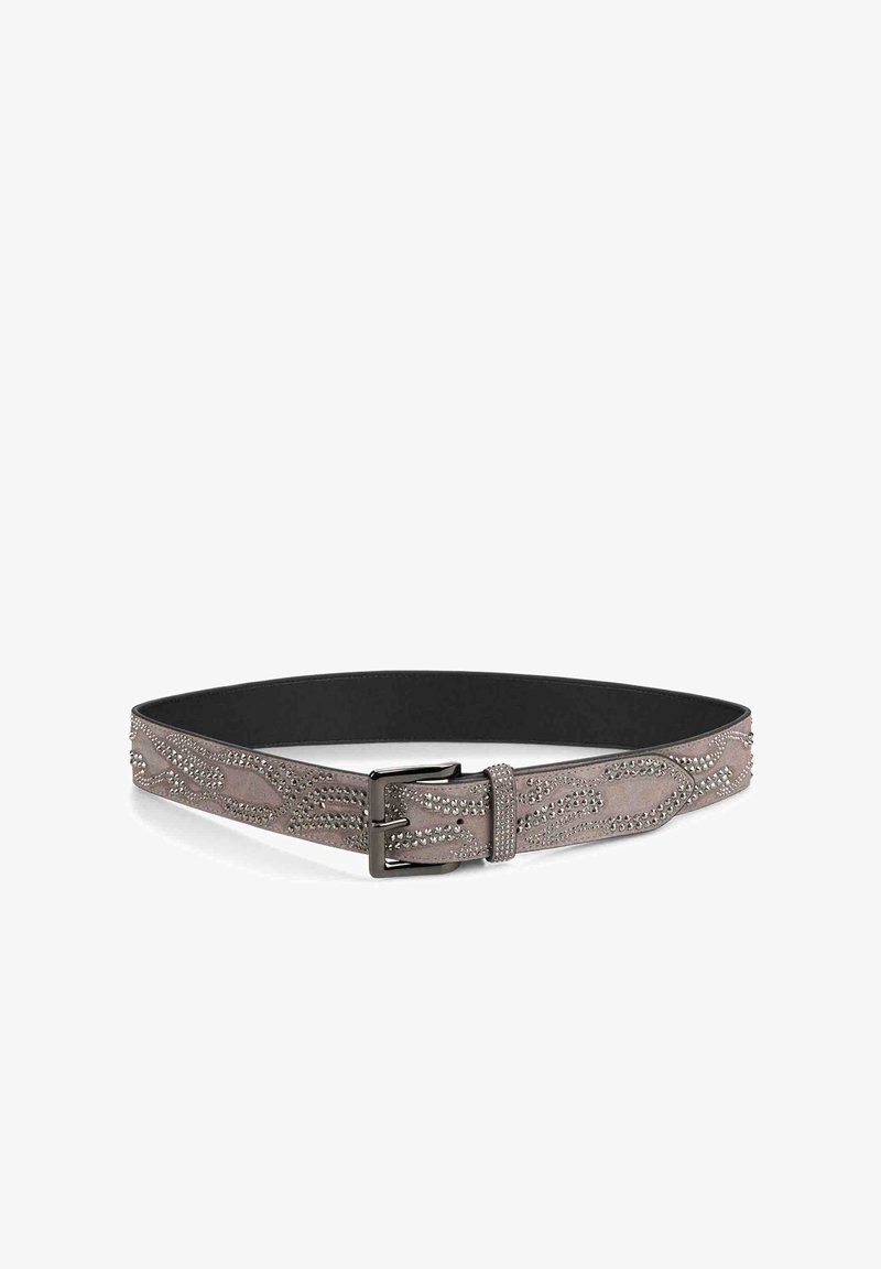 Gürtel aus grauem Wildleder mit glattem schwarzen Innenfutter, verziert mit dekorativen silberfarbenen Nieten in wellenförmigem Muster und einer Metallschnalle.