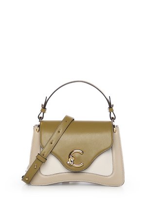 Borsa in pelle beige e verde oliva con patta curva, chiusura dorata, manico superiore e tracolla regolabile.