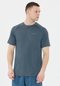 Mans kortärmad träningsskjorta i mörkblått. Har en slät textur, rund hals och reflekterande detaljer på axlarna.