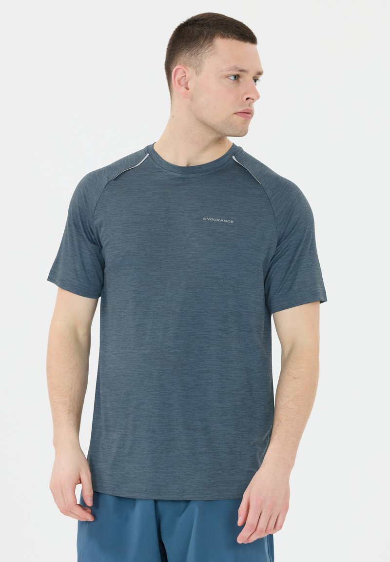 Mans kortärmad träningsskjorta i mörkblått. Har en slät textur, rund hals och reflekterande detaljer på axlarna.