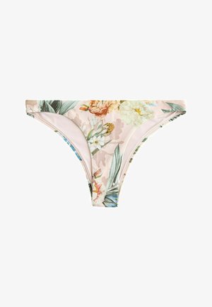 Dół od bikini w kwiatowy wzór z delikatnymi pastelowymi kolorami, przedstawiający zielone liście oraz brzoskwiniowe, białe i żółte kwiaty na jasnoróżowej tkaninie.