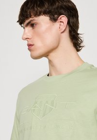 GANT TONAL SHIELD - Marškinėliai su spaudiniu - milky matcha