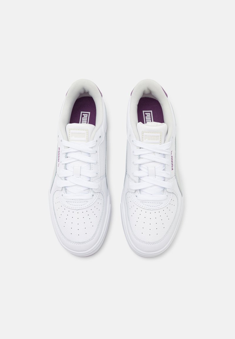 Sneaker bianche con punta perforata, materiale in pelle liscia, dettagli viola sulla linguetta e design classico con lacci.