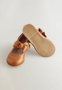Braune Leder Schuhe mit runder Zehenform, dekorativer Schleife an der Seite, durchbrochenen Details und einer strukturierten Gummisohle.
