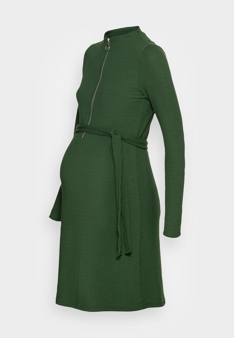 Grün gestreiftes Schwangerschafts Kleid mit hohem Kragen, langen Ärmeln und einem Frontreißverschluss. Verfügt über eine taillierte Taille für eine anpassbare Passform.
