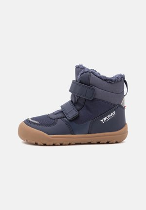 Bota de invierno para niño en azul marino con suela marrón, dos tiras de velcro, forro polar y marca "Viking Watershield" en el lateral.