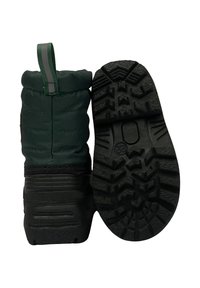 Botte en tissu vert avec une tige matelassée, semelle en caoutchouc noire et motif de bande de roulement texturé. Dotée d'une boucle arrière pour un enfilage facile.