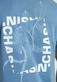 CHASIN' FLOWERED - T-shirt print - blue
