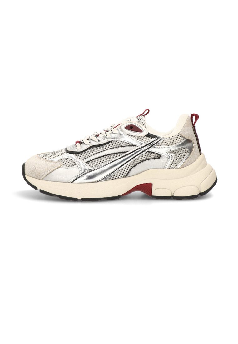 Zapatillas con parte superior de malla y gamuza en beige claro, detalles plateados, media suela blanca gruesa, acentos rojos y suela de goma negra.