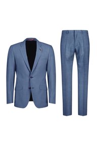 Helles blaues Herrenanzug mit einem Blazer mit Revers und passenden Hosen. Der Blazer hat zwei Knöpfe und Fronttaschen; glatte Textur.