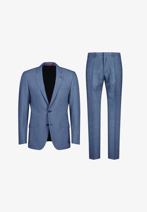 Helles blaues Herrenanzug mit einem Blazer mit Revers und passenden Hosen. Der Blazer hat zwei Knöpfe und Fronttaschen; glatte Textur.