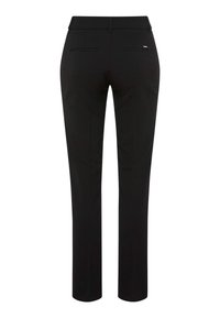Pantalon noir ajusté à jambes droites avec taille à bande, deux poches arrière horizontales et un petit logo métallique sur la poche droite.