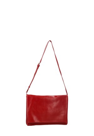Červená kožená obdélníková kabelka přes rameno s nastavitelným popruhem a zavíráním na klopu, zobrazena na bílém pozadí.