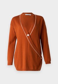 Rustfarbener Cardigan mit tiefem V-Ausschnitt, langen Ärmeln und einem weißen Akzent am Rand. Verfügt über einen einzelnen Knopfverschluss auf einer Seite.