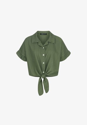 Camisa cortada de color verde oliva con mangas cortas, cuello, cierre de botones en la parte frontal y un detalle de nudo en la cintura. Tejido texturizado con estrías sutiles.