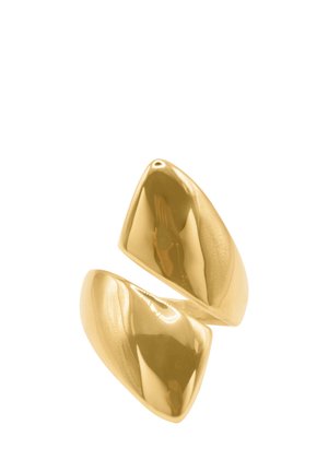 Boucles d'oreilles asymétriques en métal doré brillant avec des surfaces lisses et courbes et un design moderne et sculptural.