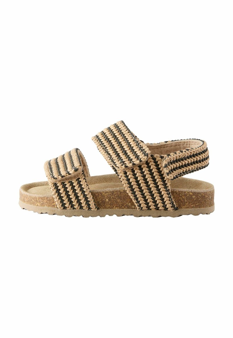 Remmade sandaler i beige och svart med ett vävt mönster. Har två vadderade remmar och en texturerad korksula. Platt profil med grepp.