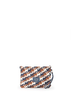Piccola pochette rettangolare da polso con motivo intrecciato in marrone, blu navy e bianco, con cinturino blu navy e etichetta "V°73 Venezia" sulla parte anteriore.
