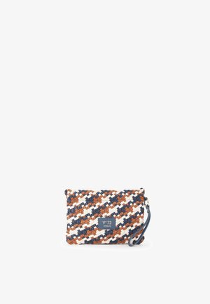 Piccola pochette rettangolare da polso con motivo intrecciato in marrone, blu navy e bianco, con cinturino blu navy e etichetta "V°73 Venezia" sulla parte anteriore.