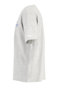 Camiseta de algodón gris de manga corta, con un cuello redondo. En la parte delantera aparece texto azul y un logo blanco en la manga.