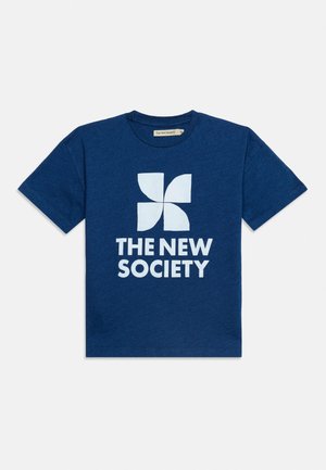 T-shirt bleu marine à manches courtes avec un logo fleur abstrait bleu clair et un texte blanc disant "THE NEW SOCIETY" sur le devant.