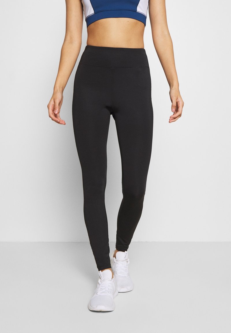 Zwarte legging met een nauwsluitend ontwerp, gemaakt van een gladde, rekbare stof. Heeft een hoge tailleband en strakke lijnen voor een gestroomlijnde uitstraling.
