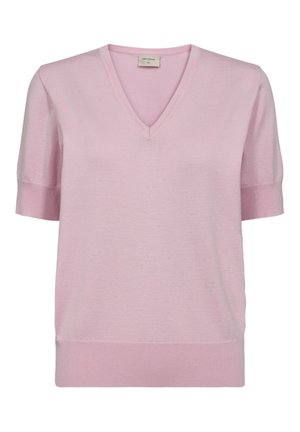 Lichtroze gebreide top met korte mouwen, V-hals en geribbelde manchetten en zoom, gepresenteerd tegen een witte achtergrond.