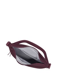 Burgundy clutchväska med dragkedja, utrustad med en enda rem och en grå inredning med delade fack och en liten dragkedjeficka.