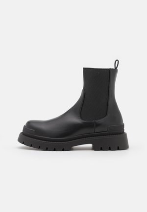 Stivaletti con plateau - black
