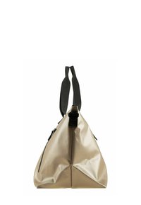 Dreieckige Tasche in Beige, aus glänzendem Material, mit einem schwarzen Riemen und Reißverschluss. Die Oberfläche wirkt leicht zerknittert und weist ein minimalistisches Design auf.