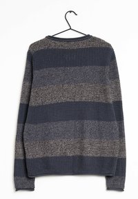 Laivastonsininen ja harmaa raidallinen neulepaita, jossa on teksturoitu neulekuvio, pyöreä pääntie ja pitkät hihat, ripustettuna mustaan henkariin valkoista taustaa vasten.