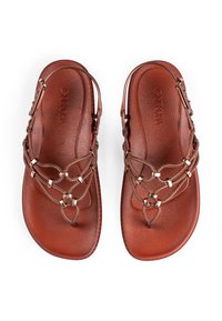 Braune flache Sandalen mit komplizierten metallischen Überlagerungen, strukturierten Riemen und einem glatten Fußbett. Mit herzförmigen Akzenten und verstellbaren Schnallen.