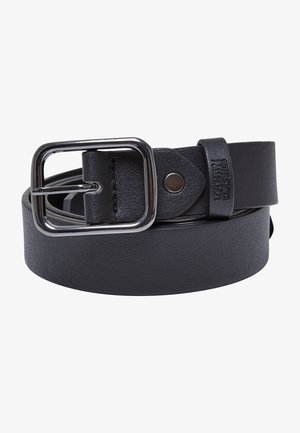 Cinturón de cuero negro con hebilla de metal plateado, textura suave y diseño cosido. Incluye un lazo con logo para el ajuste.