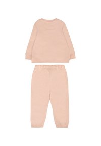 Różowy zestaw bluzy i spodni wykonany z miękkiego materiału. Bluza ma długie rękawy i okrągły dekolt; spodnie mają elastyczny pas i mankiety.