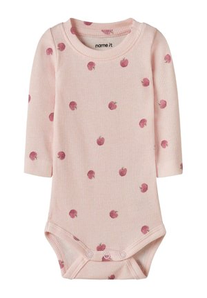 Różowy prążkowany body niemowlęce z długim rękawem, ozdobione małymi ciemniejszymi różowymi nadrukami jabłek i zatrzaskami w kroku.