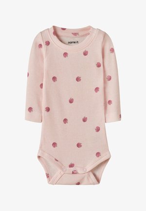 Body bébé rose à manches longues en tissu côtelé, orné de petites pommes roses foncées et doté de pressions à l'entrejambe.