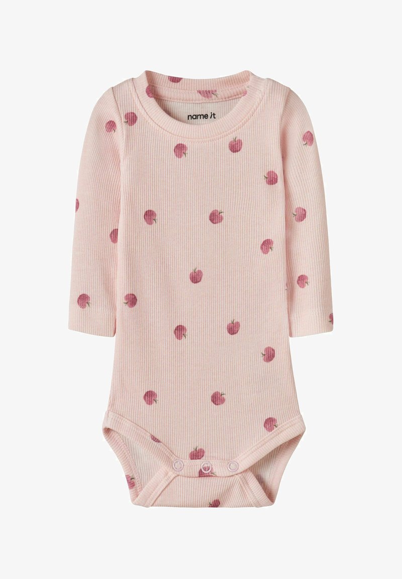 Roze geribd babyrompertje met lange mouwen, voorzien van kleine donkerroze appelprints en drukknoopsluitingen bij het kruis.