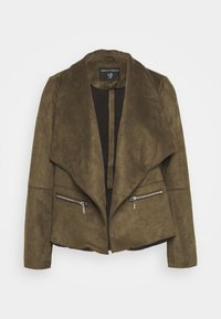 Giacca in faux suede verde oliva con colletto drappeggiato, tasche anteriori con zip e orlo asimmetrico. Presenta una texture morbida e un design moderno.