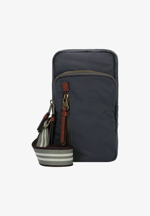 Sofisticada bolsa cruzada de nylon gris con un bolsillo delantero con cremallera, detalles en cuero marrón y una correa ajustable de rayas. Textura suave, diseño compacto.