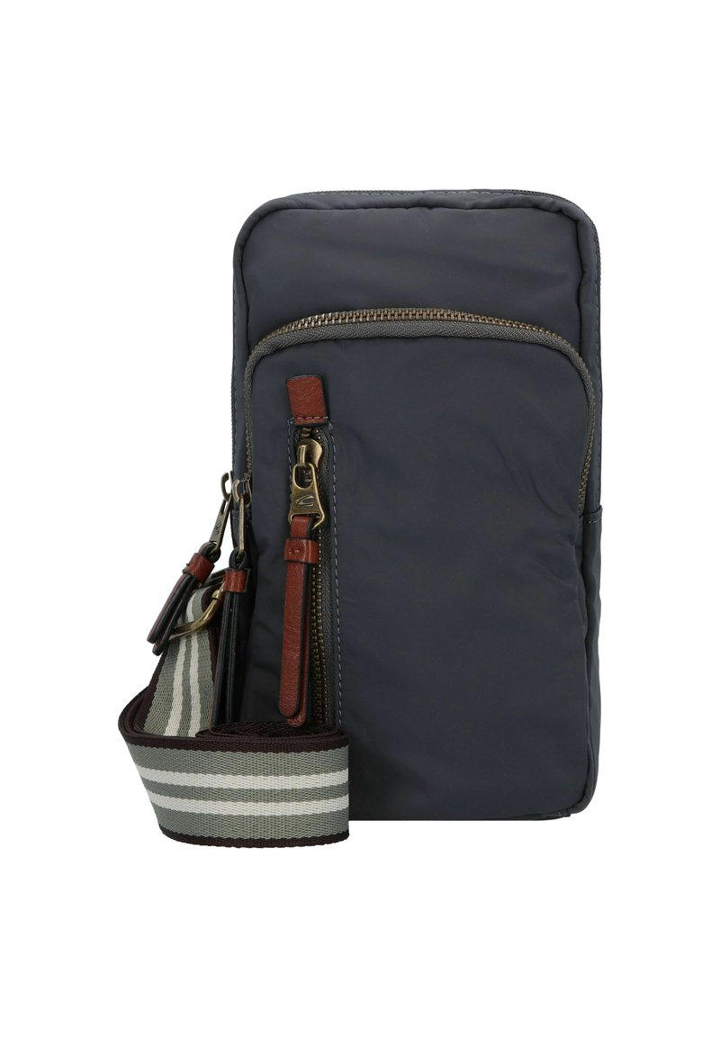 Sofisticada bolsa cruzada de nylon gris con un bolsillo delantero con cremallera, detalles en cuero marrón y una correa ajustable de rayas. Textura suave, diseño compacto.