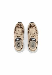 Beige sneakers met leoprint accenten, van suede materiaal, ronde neus, platte witte zool en contrasterende zwarte rubberen loopzool.