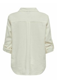 Vue arrière d'une chemise crème à manches longues avec manches retroussées et un pli central au dos sous le yoke.