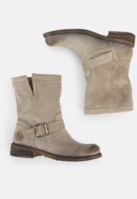 Botas de tobillo beige con un diseño texturizado, con un hebilla lateral, un bajo tacón de madera y punta redondeada, fabricadas en suave material de ante.