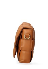 Borsa in finta pelle marrone con design trapuntato, dettagli in metallo dorato, un anello circolare e una base piatta per la stabilità.