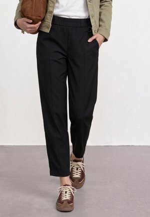 Street One, BARREL LEG HOSE MIT SCHNALLENDETAIL - Stoffhose - black