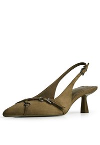 Tacco slingback in suede verde oliva con punta affilata, piccolo tacco a blocco, nappina in pelle decorativa e dettagli in hardware argentato.